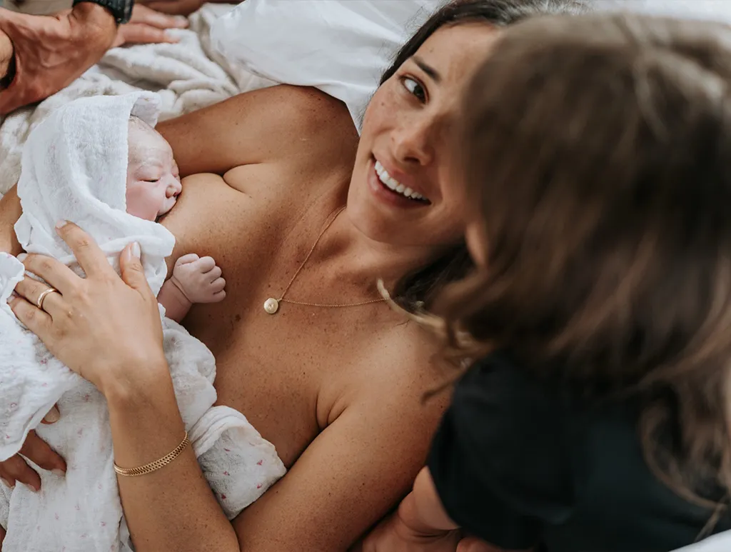 Bebê no colo da mãe